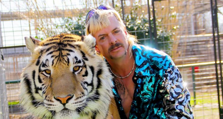 Una fotografía de Joe Exotic abrazando a un tigre.