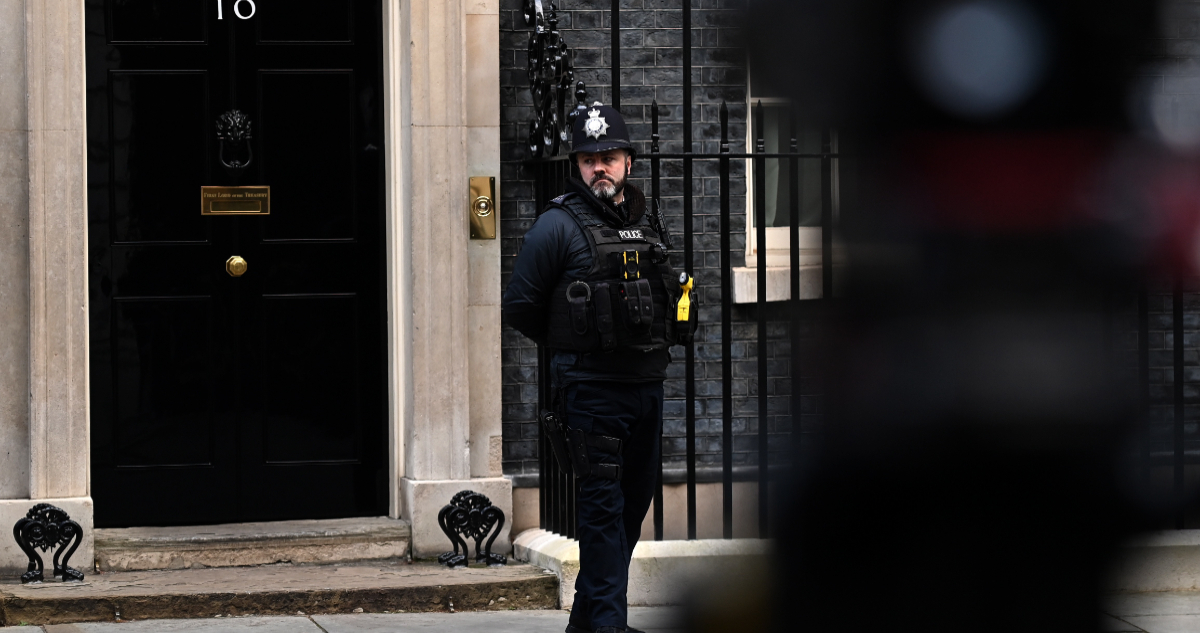 Johnson resiste como primer ministro a la espera de investigación por fiestas en Downing Street