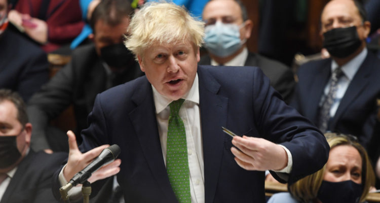 Johnson “resiste” como primer ministro a la espera de investigación por fiestas en Downing Street