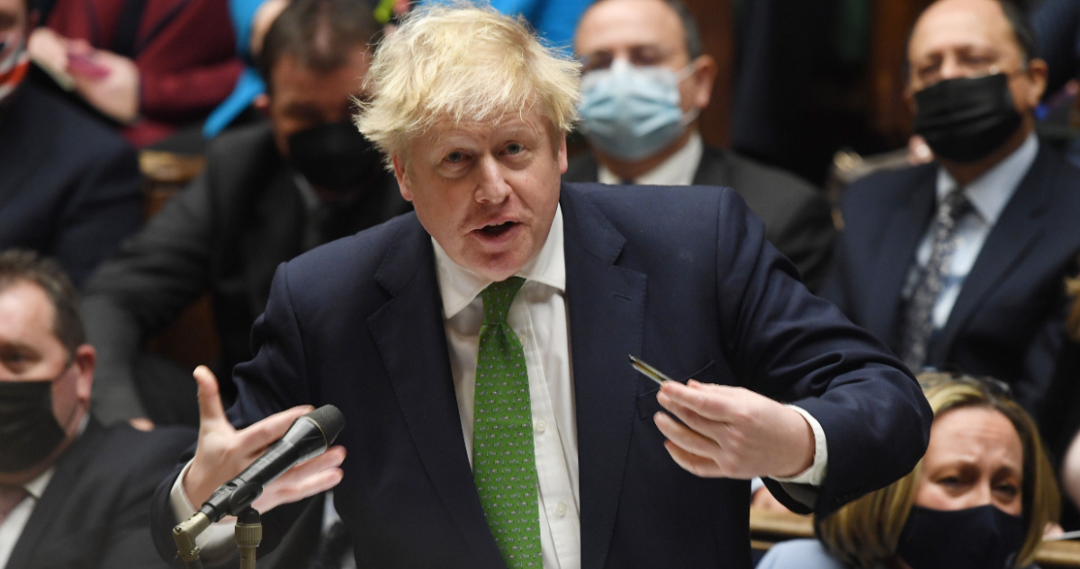 Johnson “resiste” como primer ministro a la espera de investigación por fiestas en Downing Street