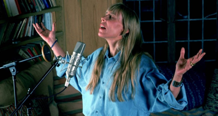 Joni Mitchell cantando en un estudio en su juventud.