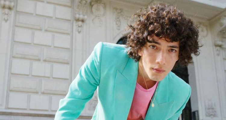 El actor chileno Jorge López aparece posando levemente agachado para la cámara, se ve serio.