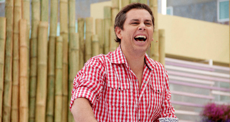 José Miguel Vuñuela riendo en medio del matinal Buenos Días a Todos.