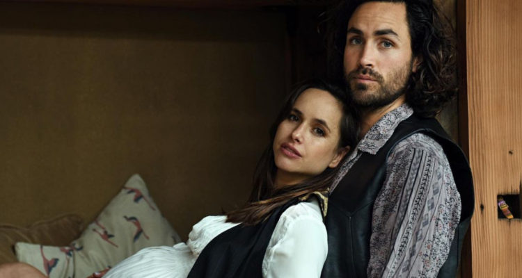 En la foto, Juanita Ringeling aparece embarazada y abrazada a su pareja, Matías Assler.