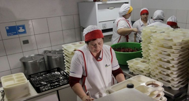 Junaeb demanda a empresas