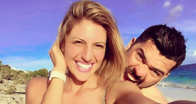 En la fotografía, Karen Bejarano y Juan Pedro Verier juntos en la playa.