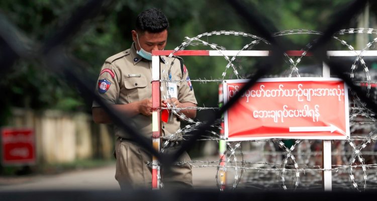 Foto contexto del ejército en Birmania, acusado de quemar vivas a 35 personas de minoría Karenni