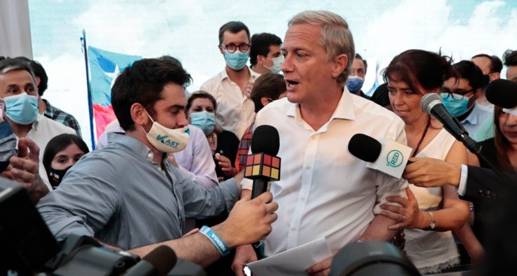Kast renuncia a presidencia del Partido Republicano y desliza ofensiva en territorios de izquierda