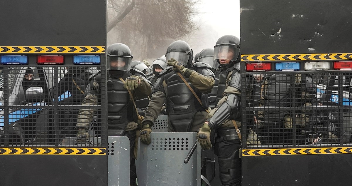 Policías kazajos.