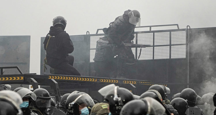 Policías kazajos reprimiendo las protestas.