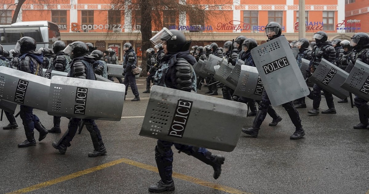 Policías llenando las calles de Kazajistán.