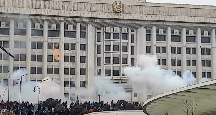 Ataque a la sede del gobierno en Almaty.
