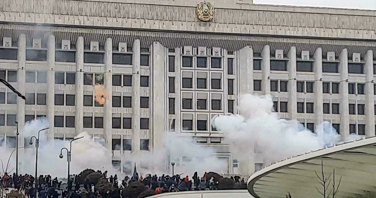 Ataque a la sede del gobierno en Almaty.