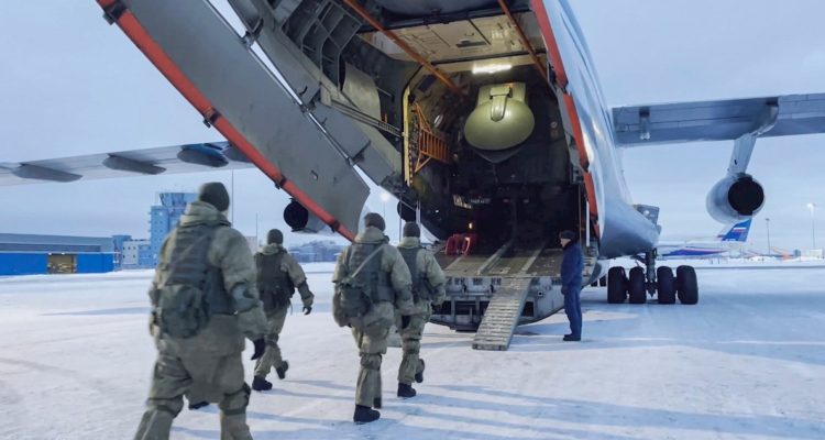 Tropas rusas abordando un avión hacia Kazajistán.