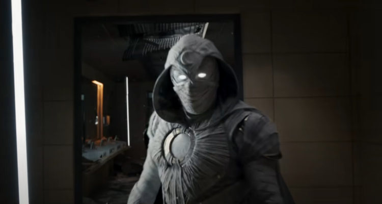 En la imagen se ve al personaje Moon Knight caminando en un baño.