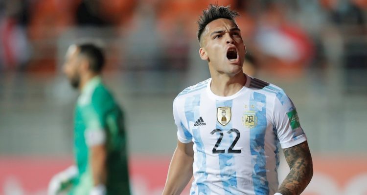 Lautaro Martínez celebrando su gol a Chile.