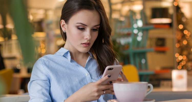 Mujer leyendo desde su smartphone