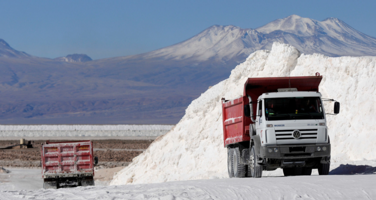 Camión en planta procesadora de litio