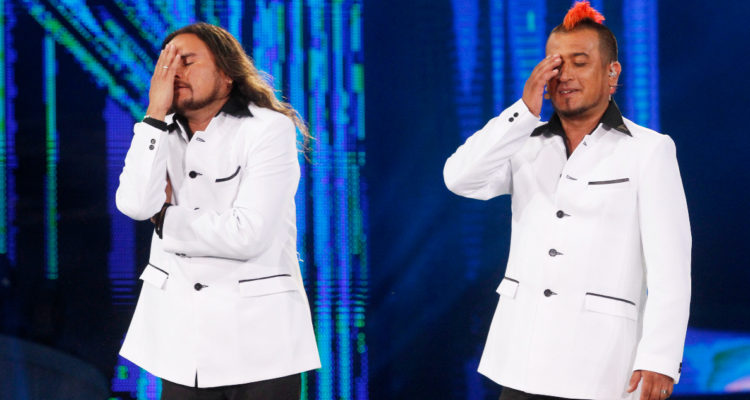 La dupla que conforma Locos del Humor durante una de sus presentaciones en el Festival de Viña.