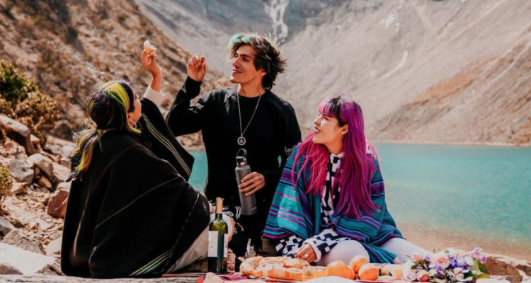 Los tres hermanos que conforman a Los Polinecios comparten en una especie de picnic.