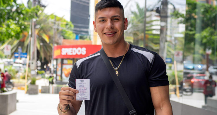 Hombre con boleto de lotería Mega Millions