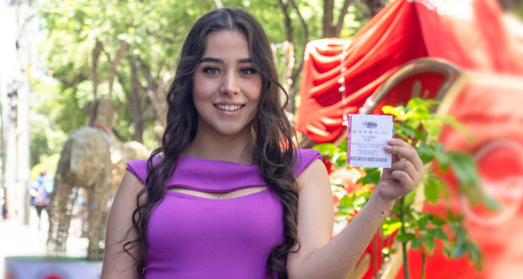 Mujer con billete de lotería Mega Millions