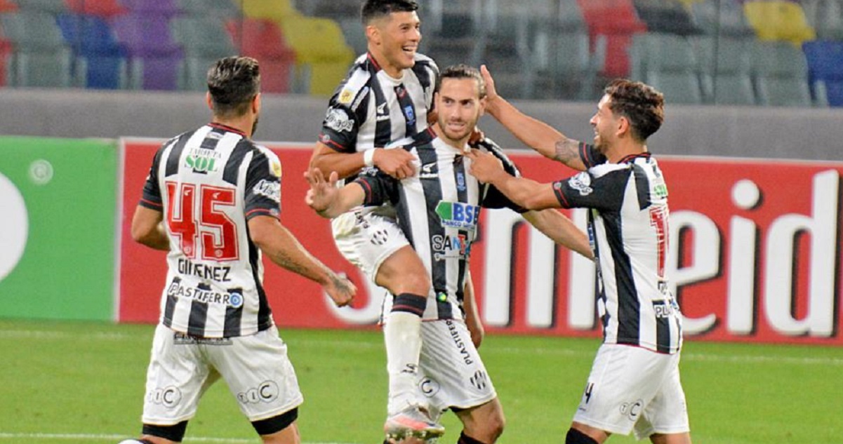 Lucas Melano a detalles de Catolica
