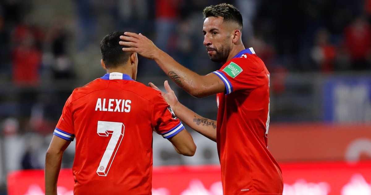 Mauricio Isla y Alexis Sánchez.