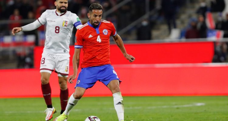 Mauricio Isla no jugará ante Argentina.