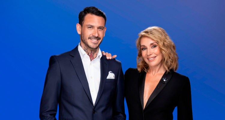 El futbolista Mauricio Pinilla junto a Karen Doggenweiler, quien lo sostiene de un hombro. Ambos animarán La Fiesta de Chile, donde acaban de confirmar a los humoristas.