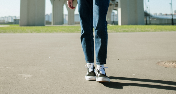 Persona con jeans y zapatillas