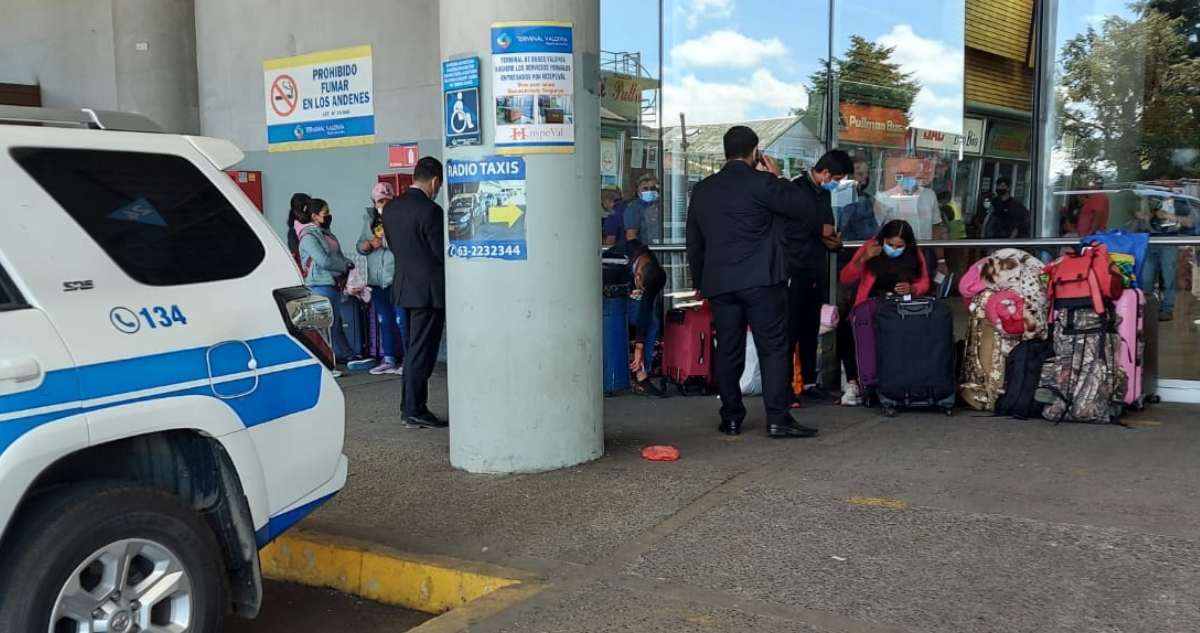 Migrantes irregulares en terminal de Valdivia