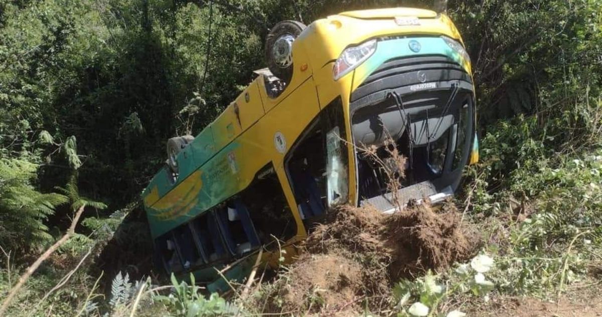 Volcamiento de un bus en Osorno deja cerca de 30 personas lesionadas