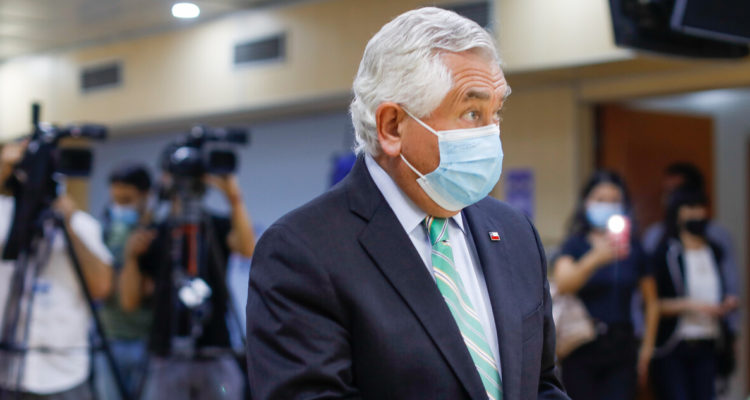 Ministro Enrique Paris en una actividad