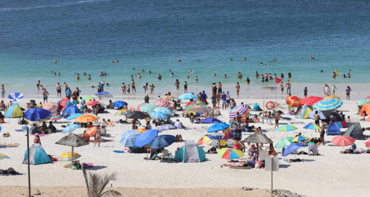 Playa de Chile en medio de récords de casos nuevos