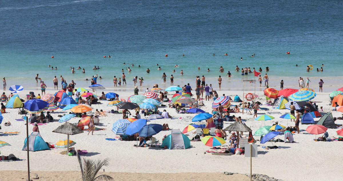 Playa de Chile en medio de récords de casos nuevos