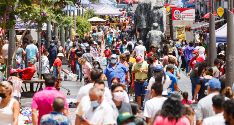 Aglomeración en Chile en medio de otro récord de contagios nuevos de covid-19