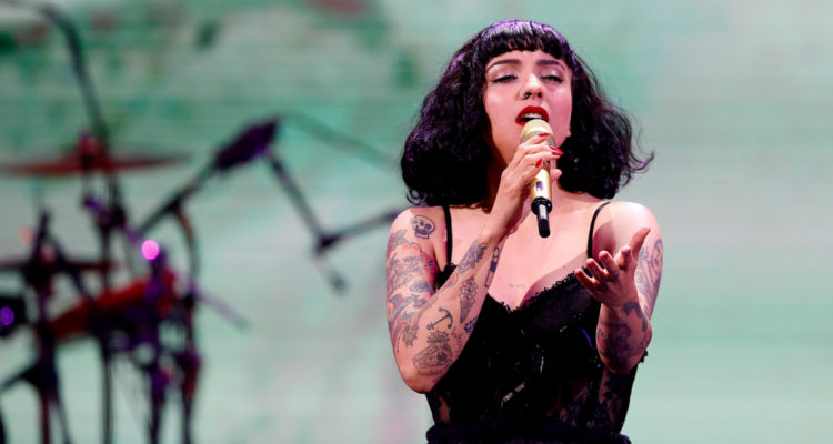 La cantante chilena Mon Laferte cantando en el Festival de Viña del Mar en 2020.