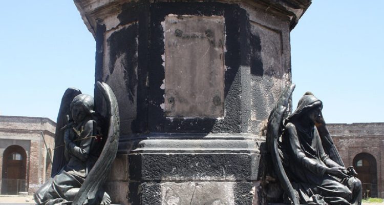 Monumento sin sus placas de bronce