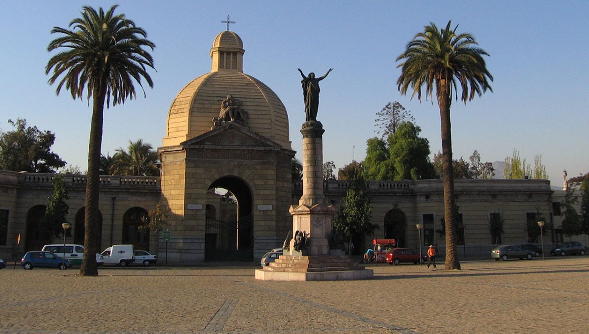 Plaza  frente al acceso principal del Cementerio General de Santiago