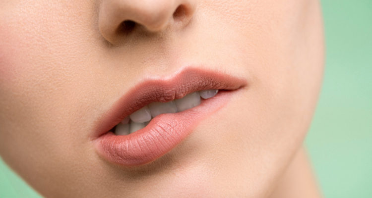 Morderse los labios, más que un hábito
