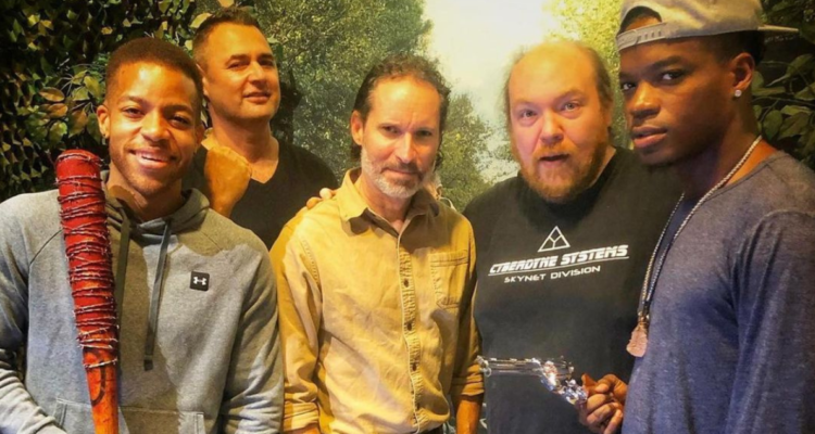 Moses J. Moseley actor de The Walking Dead que está con el bate de beisbol