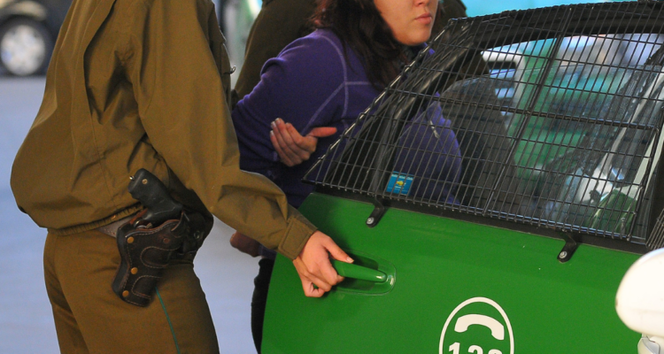 Mujer detenida por Carabineros