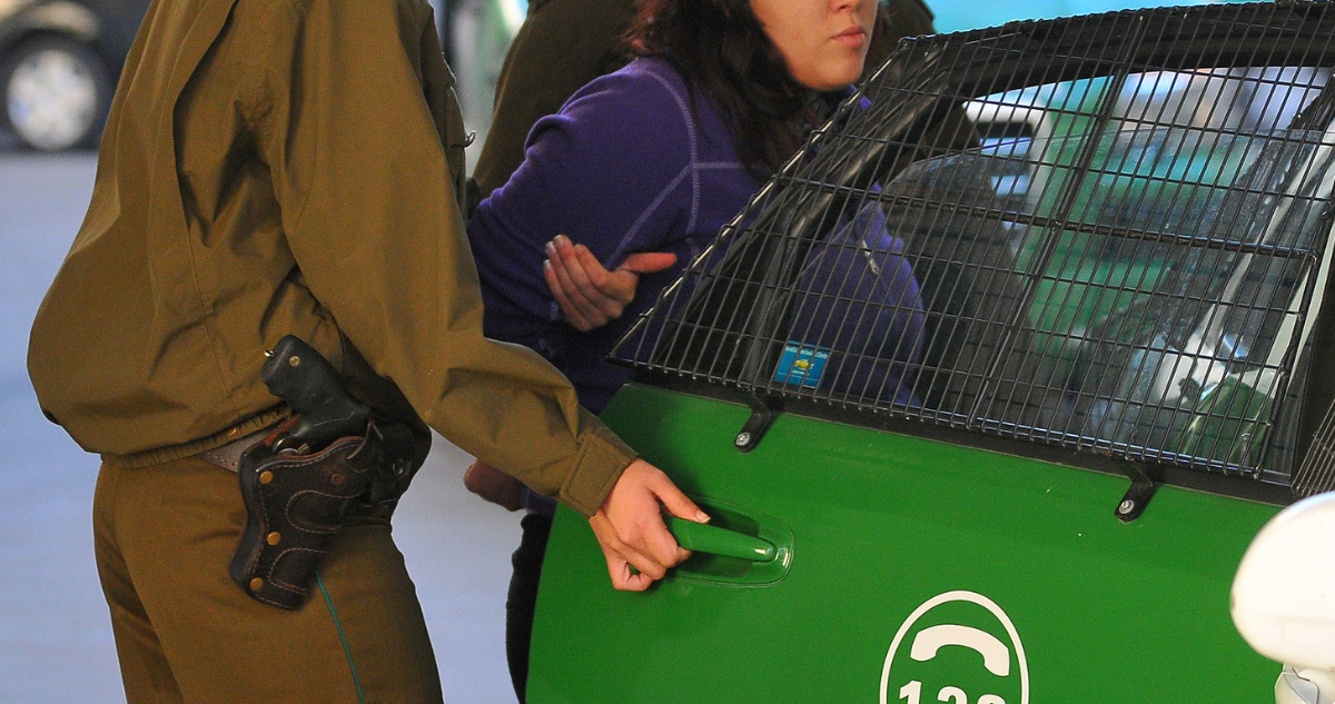 Mujer detenida por Carabineros