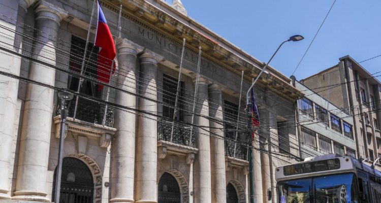 Vecinos de Laguna Verde reclaman tardanza de municipio de Valparaíso en gestión ante crisis hídrica