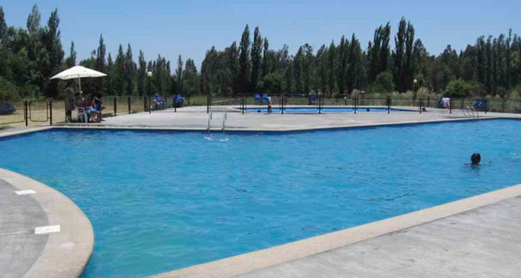 Niño de 7 años muere ahogado en piscina de club de campo en Isla de Maipo