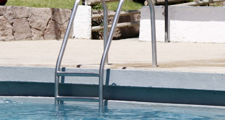 Niño de 7 años muere en piscina en Isla de Maipo
