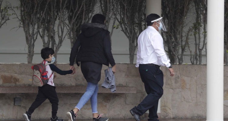 Un niño en Perú con sus padres.