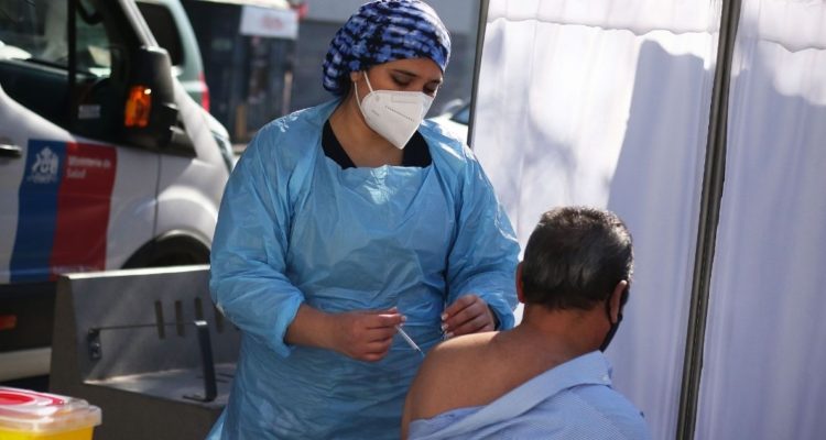 Variante Ómicron superó por primera vez a Delta en casos de covid-19