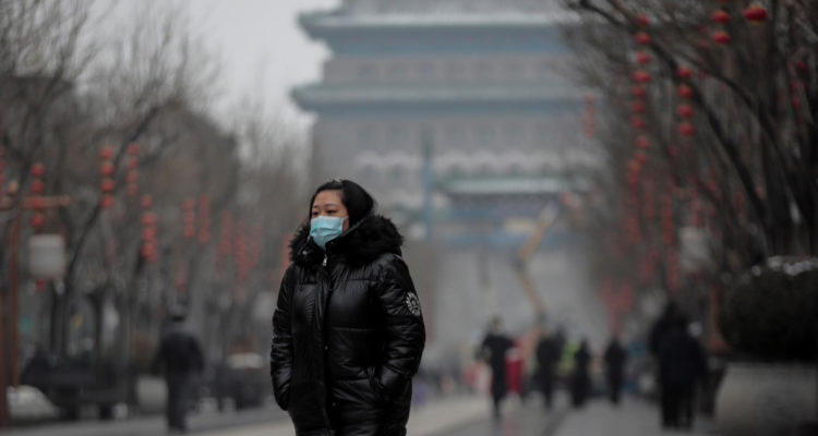 persona con mascarilla en la calle